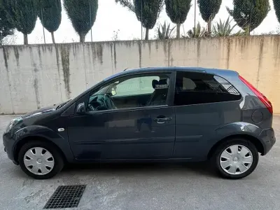 Begagnad Ford Fiesta 68 HK (50 kW) 2007 Blå Halvkombi