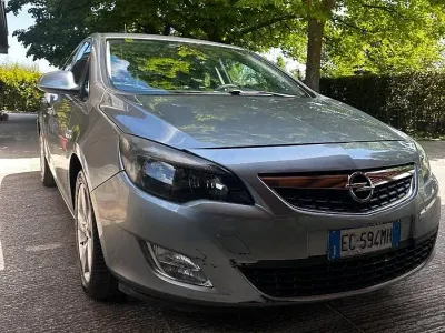 Usata Opel Astra 101 CV (74 kW) 2010 Grigio Berlina