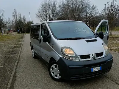 Usata Renault Trafic 100 CV (73 kW) 2006 Grigio Monovolume
