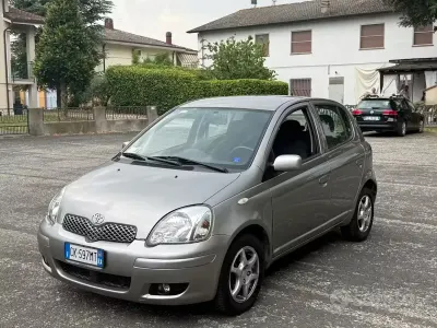 Usata Toyota Yaris Sol 87 CV (63 kW) 2004 Grigio Berlina