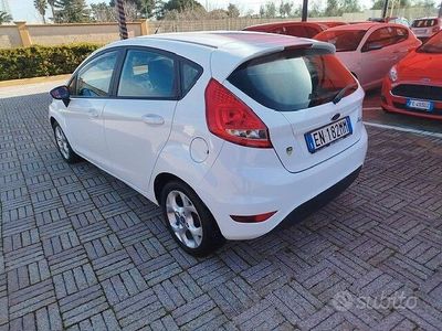 Usata Ford Fiesta 96 CV (70 kW) 2012 Bianco Utilitaria