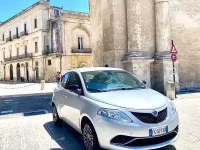 Usado Lancia Ypsilon Gold 69 CV (50 kW) 2016 Gris Utilitario