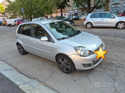 Usata Ford Fiesta 90 CV (66 kW) 2008 Grigio Utilitaria