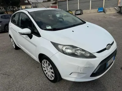 Gebraucht Ford Fiesta Titanium 68 PS (50 kW) 2010 Weiß Kleinwagen