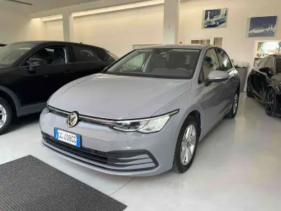 Usata VW Golf VIII Life 116 CV (85 kW) 2021 Grigio Berlina