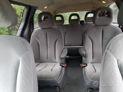 Usata Chrysler Grand Voyager 143 CV (105 kW) 2004 Grigio Monovolume