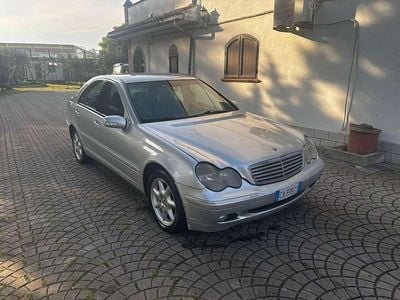 Usata Mercedes C220 Elegance 143 CV (105 kW) 2002 Argento Berlina