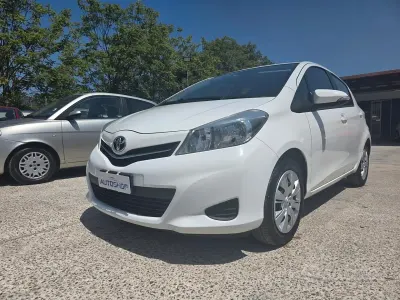 Usata Toyota Yaris Lounge 69 CV (50 kW) 2012 Bianco Utilitaria