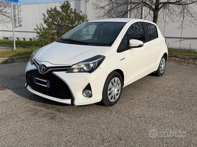 Usata Toyota Yaris Hybrid Active 75 CV (55 kW) 2015 Bianco Berlina