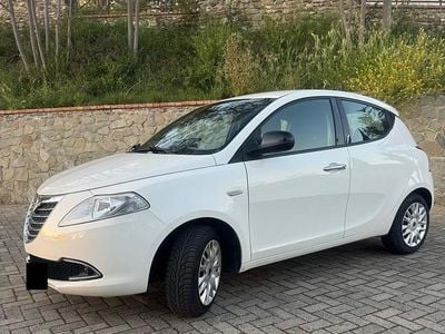 Begagnad Lancia Ypsilon 95 HK (69 kW) 2014 Vit Halvkombi