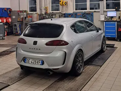 Begagnad Seat Leon CUPRA 241 HK (177 kW) 2007 Grå Halvkombi