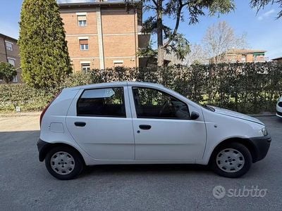 Usata Fiat Punto 80 CV (58 kW) 2001 Bianco Utilitaria