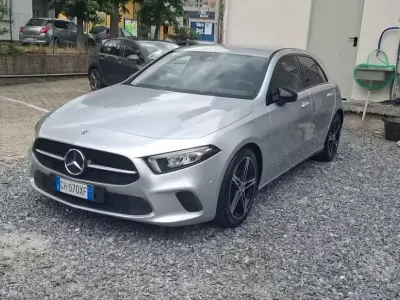 Usata Mercedes A180 Night 116 CV (85 kW) 2022 Grigio Berlina