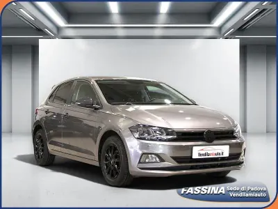 Usata VW Polo Trendline 75 CV (55 kW) 2018 Grigio scuro Utilitaria