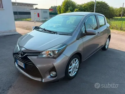 Usata Toyota Yaris 90 CV (66 kW) 2015 Marrone Utilitaria