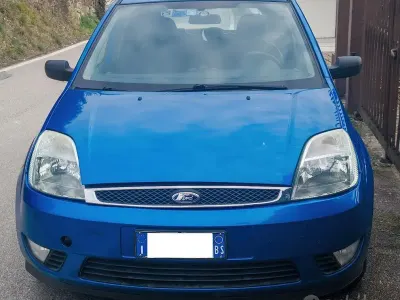 Usata Ford Fiesta Ghia 75 CV (55 kW) 2004 Blu Utilitaria