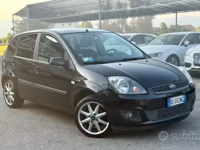 Usata Ford Fiesta 90 CV (66 kW) 2006 Nero Utilitaria
