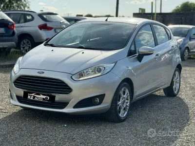 Käytetty Ford Fiesta 95 HP (69 kW) 2015 Harmaa Viistoperä