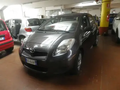Usata Toyota Yaris 69 CV (50 kW) 2010 Grigio Utilitaria