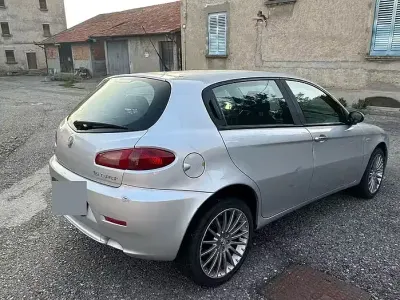 Usata Alfa Romeo 147 105 CV (77 kW) 2007 Grigio Utilitaria