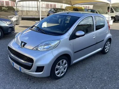 Usata Peugeot 107 Access 68 CV (50 kW) 2011 Argento Utilitaria