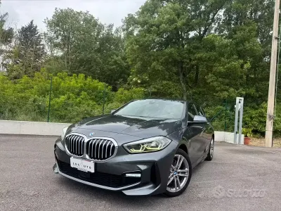 Usado BMW 118 M Sport 150 HP (110 kW) 2021 Cinzento Citadino