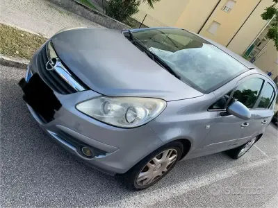 Usata Opel Corsa Cosmo 75 CV (55 kW) 2007 Argento Utilitaria