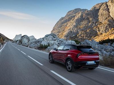Nuova Alfa Romeo Junior Edizione Speciale 136 CV (100 kW) 2025 Grigio arese / tetto nero SUV