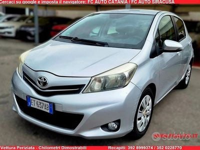 Usata Toyota Yaris Lounge 69 CV (50 kW) 2015 Grigio Utilitaria