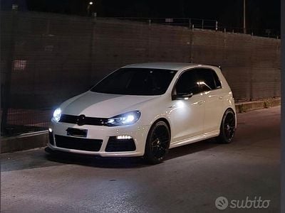 Begagnad VW Golf VI R-line 270 HK (198 kW) 2011 Vit Halvkombi