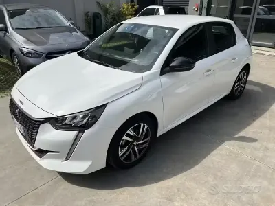 Begagnad Peugeot 208 Active 75 HK (55 kW) 2023 Vit Halvkombi