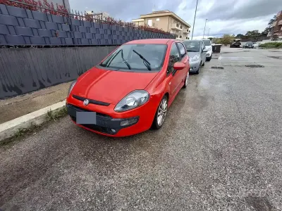 Usata Fiat Grande Punto 95 CV (69 kW) 2011 Rosso Utilitaria