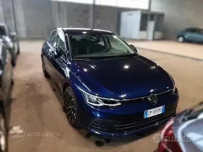 Usata VW Golf VIII Life 110 CV (80 kW) 2023 Blu metallizzato Berlina