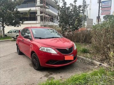 Usata Lancia Ypsilon Gold 69 CV (50 kW) 2019 Rosso Utilitaria