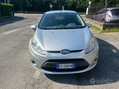 Usata Ford Fiesta Titanium 90 CV (66 kW) 2008 Grigio Utilitaria