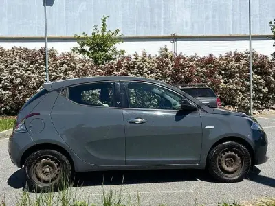Usata Lancia Ypsilon 95 CV (69 kW) 2016 Grigio Utilitaria