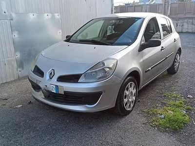 Brugt Renault Clio II 75 HK (55 kW) 2007 Grå Hatchback