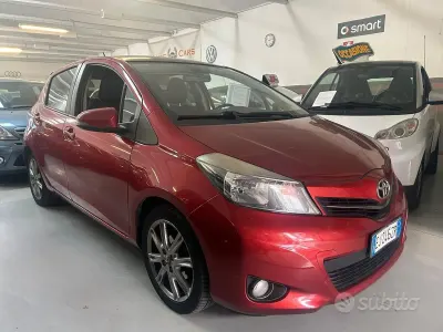 Usata Toyota Yaris Lounge 101 CV (74 kW) 2011 Rosso Utilitaria