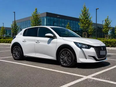 Usata Peugeot e-208 Allure 56 kW (77 CV) 2021 Bianco Utilitaria