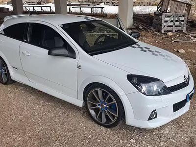 Usata Opel Astra Edition 240 CV (176 kW) 2009 Bianco Berlina