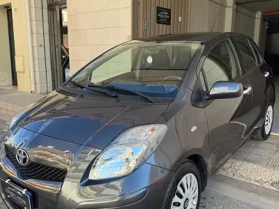 Usata Toyota Yaris Sol 90 CV (66 kW) 2010 Grigio Utilitaria