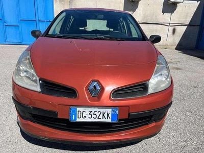 Usata Renault Clio II 65 CV (47 kW) 2007 Arancione Berlina