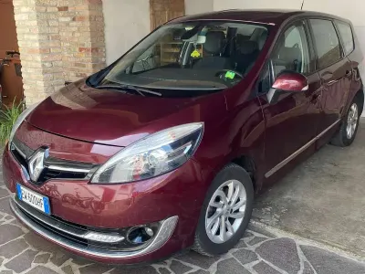 Usata Renault Scénic III 110 CV (80 kW) 2013 Rosso Monovolume
