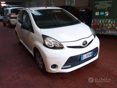 Usata Toyota Aygo Connect Style 68 CV (50 kW) 2012 Bianco Utilitaria