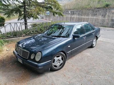Usata Mercedes E250 Classic 150 CV (110 kW) 1998 Nero Berlina