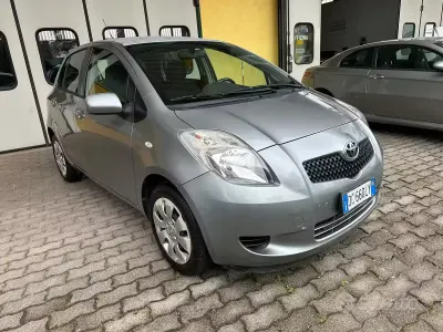 Usata Toyota Yaris 69 CV (50 kW) 2006 Grigio Berlina