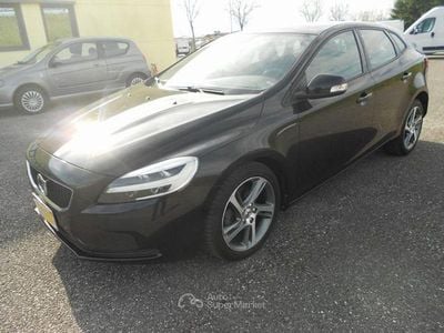 Usata Volvo V40 Kinetic 120 CV (88 kW) 2017 Nero metallizzato Berlina