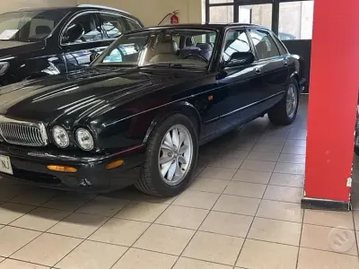 Usata Jaguar XJ 237 CV (174 kW) 1998 Verde Berlina