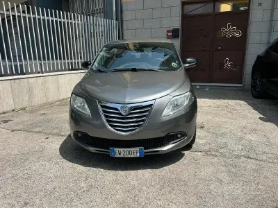 Usata Lancia Ypsilon 69 CV (50 kW) 2015 Grigio Utilitaria