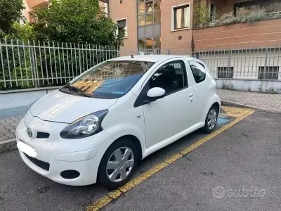 Usata Toyota Aygo Connect Style 68 CV (50 kW) 2012 Bianco Utilitaria